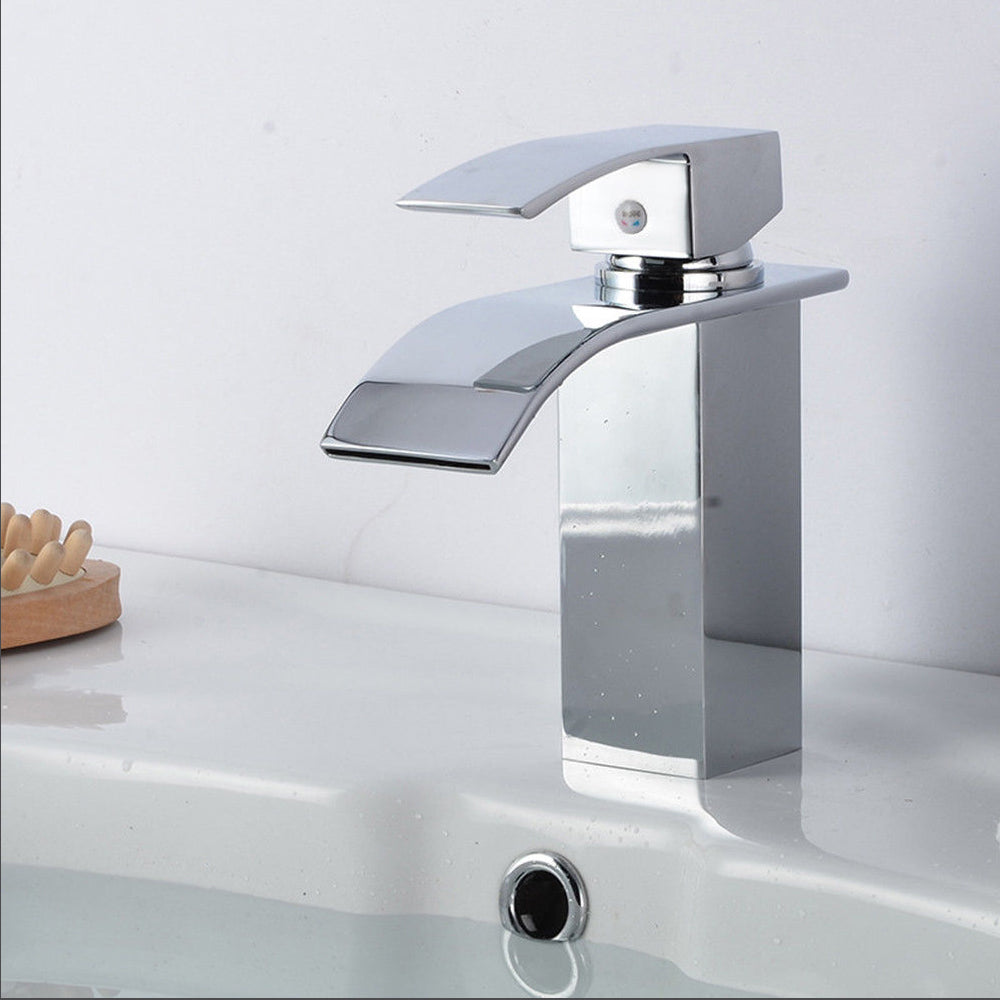 Single Hole Single-Handle Bathroom Faucet in Chrome M109C